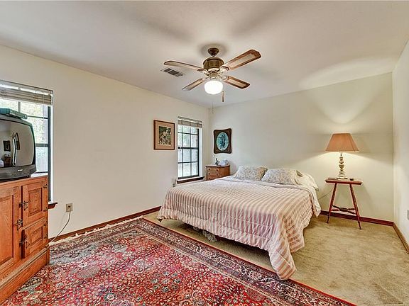 5th image of 102 Sandlewood Cir