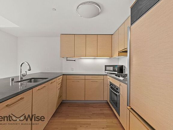 5th image of 301 Mission St APT 15E