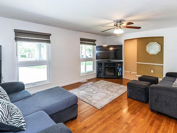 3rd image of 727 Hinder Dr