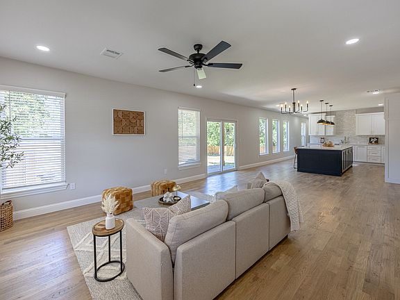 5th image of 1321 E Magnolia Ave