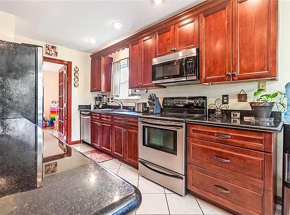 4th image of 1048 Fairfax Dr