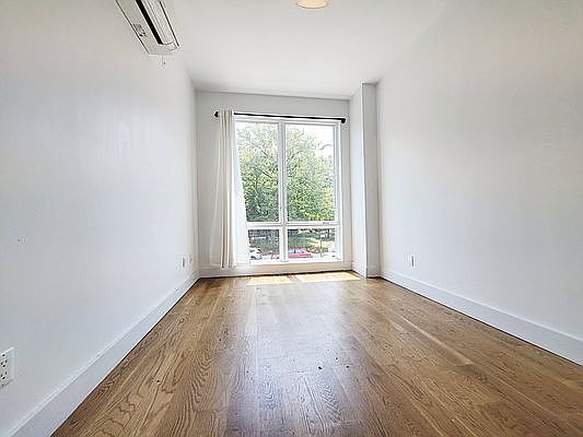 5th image of 877 Park Ave
