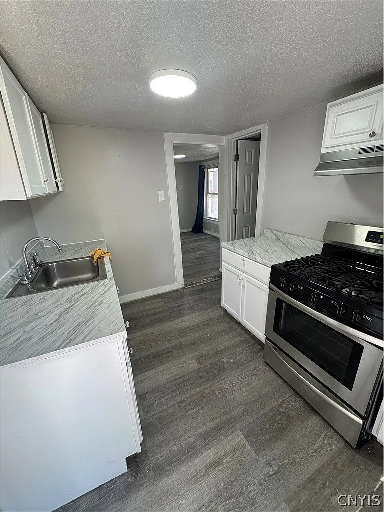 3 bed, 1.0 bath, 4335 sqft, $1,700 — Photo 2