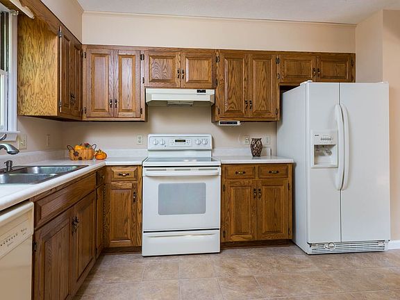 4th image of 984 Carriage Dr