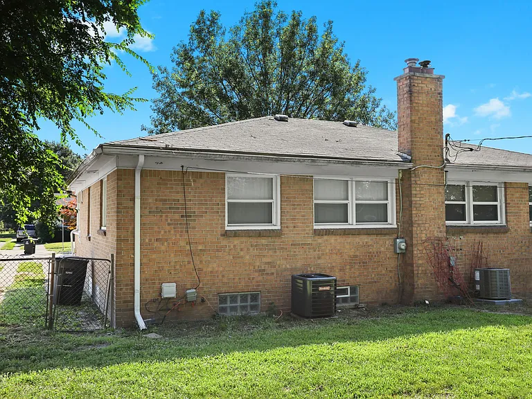 2758 Ackley Ave — Photo 18