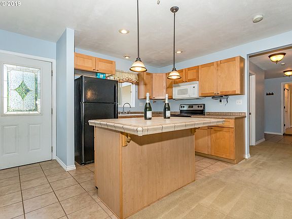 5th image of 3712 NE 62nd Ave