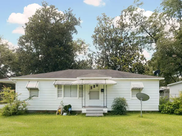 215 W Daniel St, Metter, GA 30439