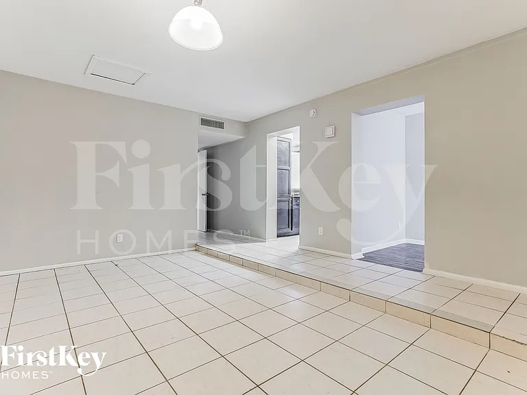 1619 E Campus Dr — Photo 2