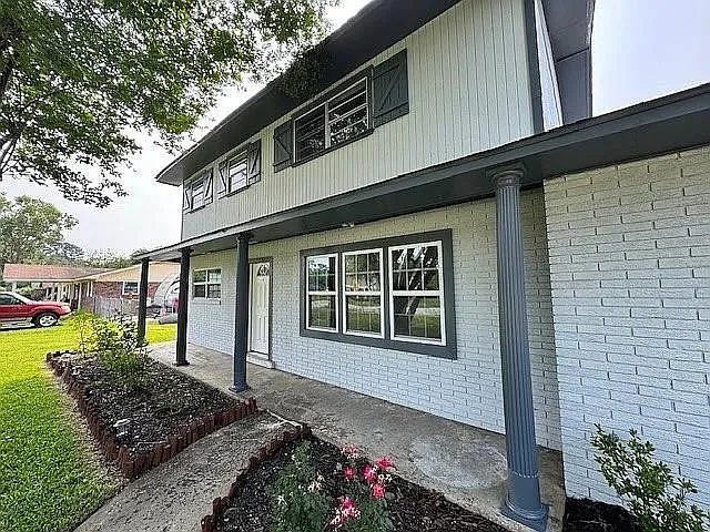 203 N Lake Dr — Photo 2