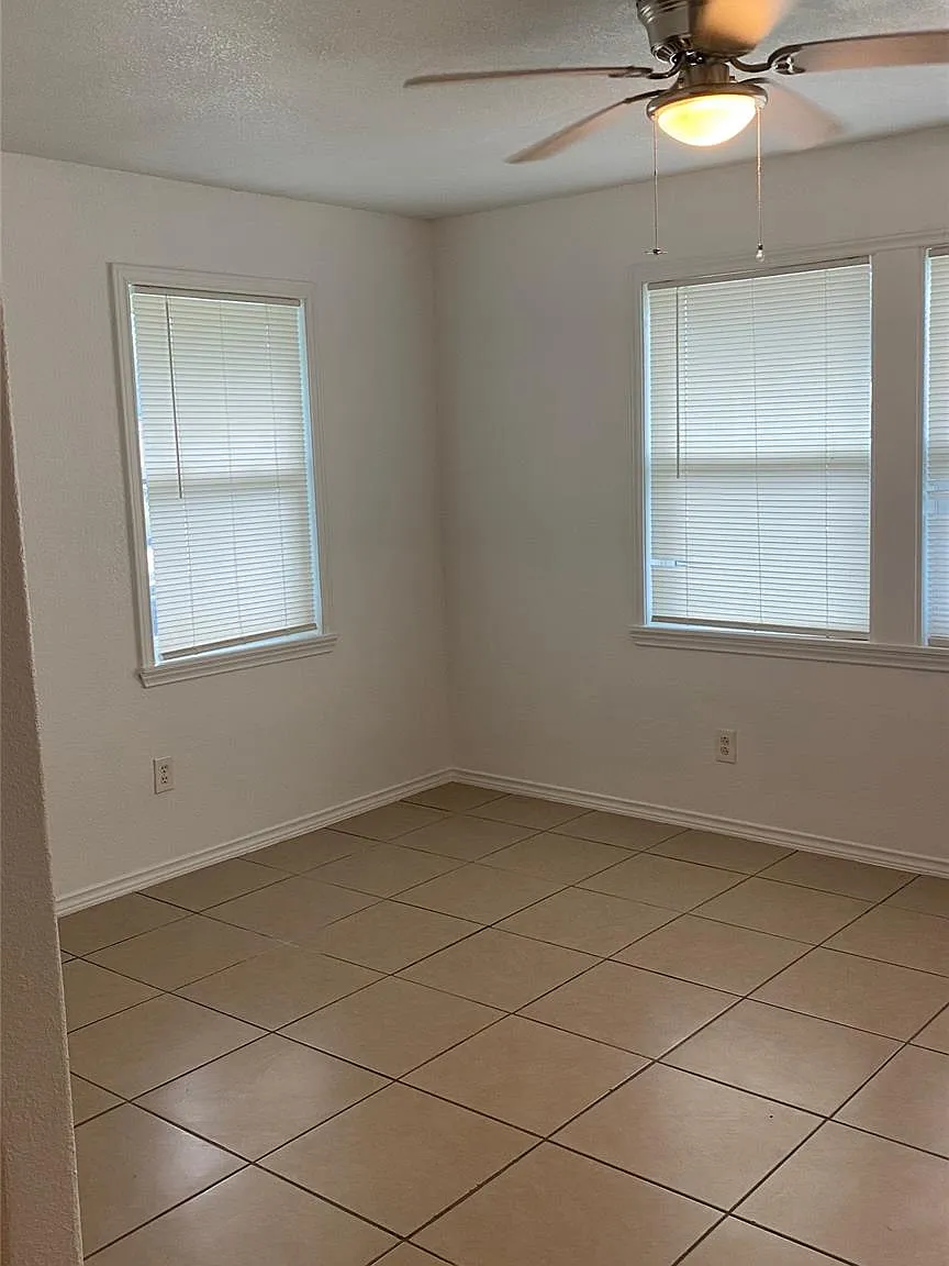 2 bed, 1.0 bath, 900 sqft, $1,200 — Photo 3