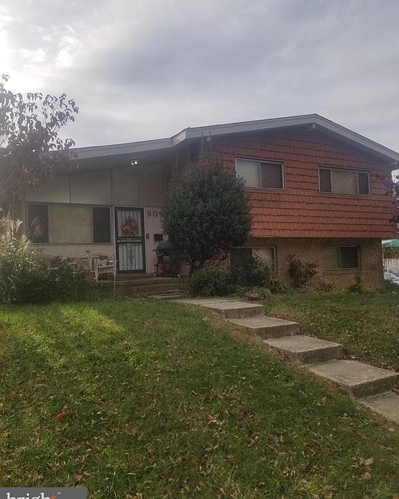 2nd image of 909 Fairoak Ave