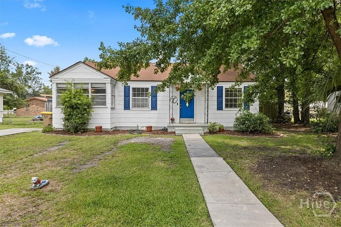 3 bed, 1.0 bath, 1015 sqft, $1,825 — Photo 1