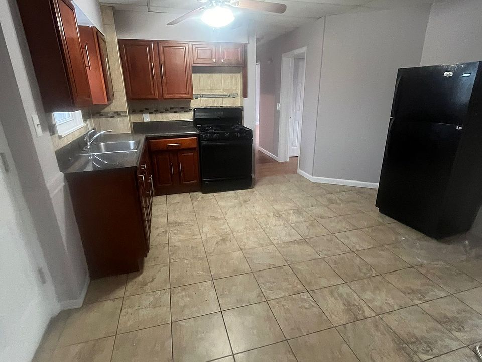 1st image of 109 Washington St #3