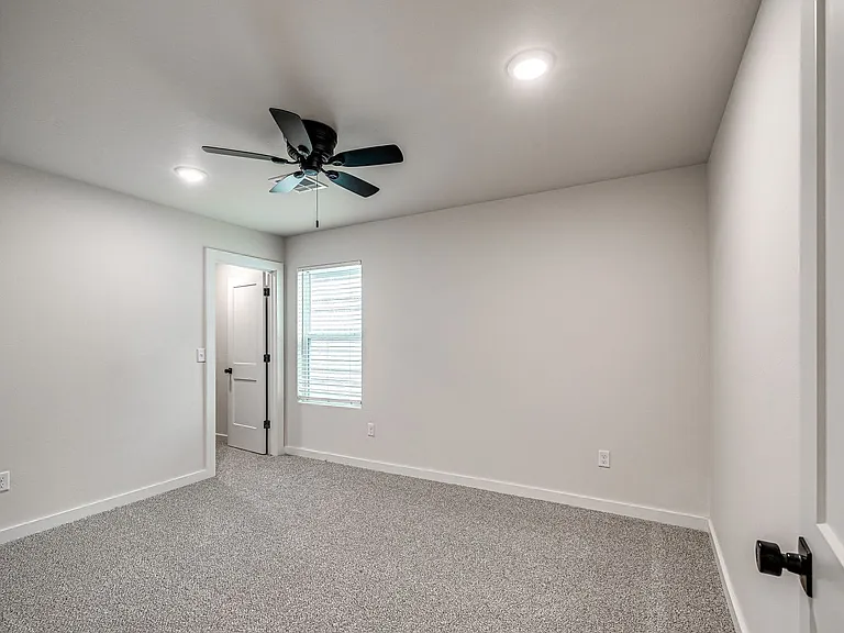 616 W 2nd St #100 — Photo 32