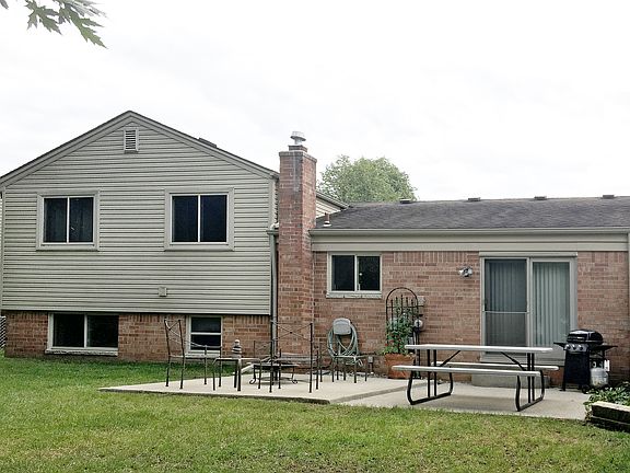 3rd image of 39251 Chantilly Dr
