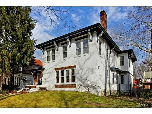 328 Melville Ave photo 1