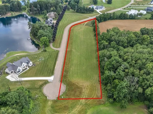 White Pine Ave NE, Hartville, OH 44632
