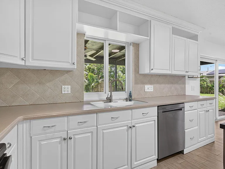 6410 NW 34th Ave — Photo 4