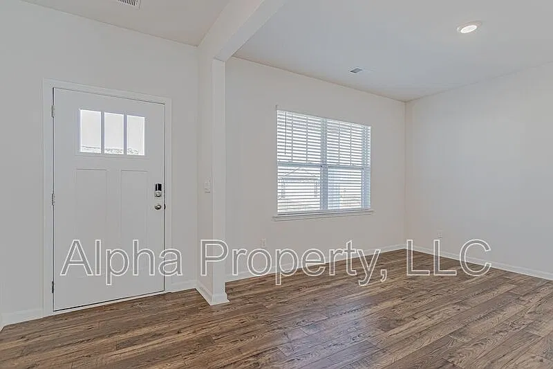 5 bed, 3.0 bath, 2511 sqft, $2,200 — Photo 4