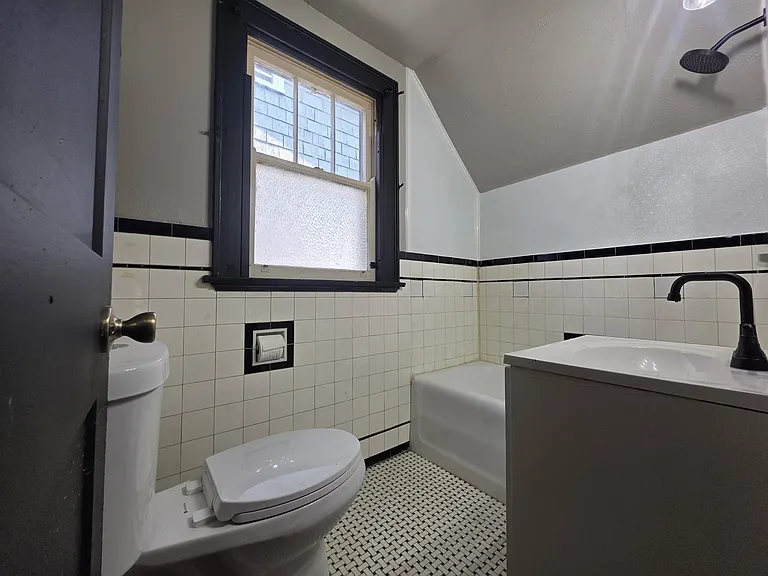 1624 Woodburn Ave — Photo 4