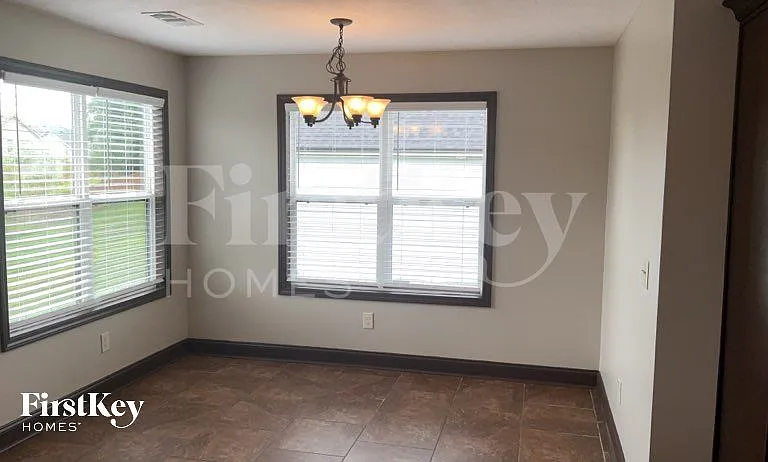 660 Superior Ln — Photo 3