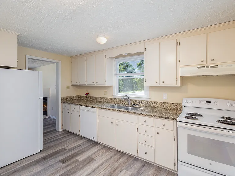 3131 Vestal Pl — Photo 9