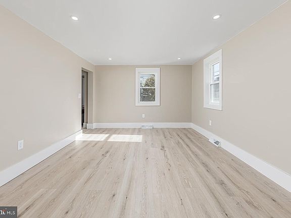 5th image of 581 N Broadway