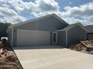 1023 Prospect Ave, Carthage, MO 64836