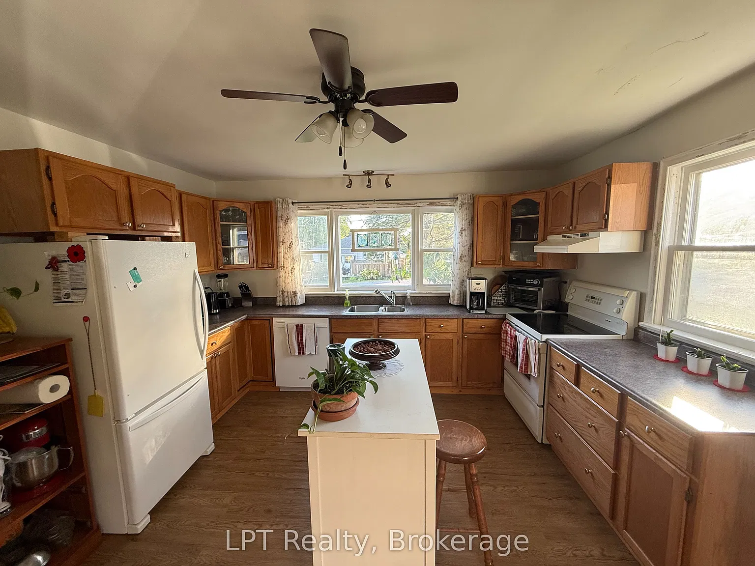 3 bed, $2,200 — Photo 2
