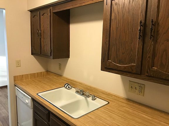 5th image of 2429 Windridge Ct APT 2