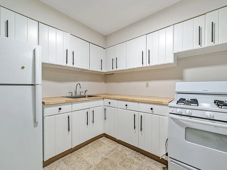 Brooklane Manor Apartments — Photo 61