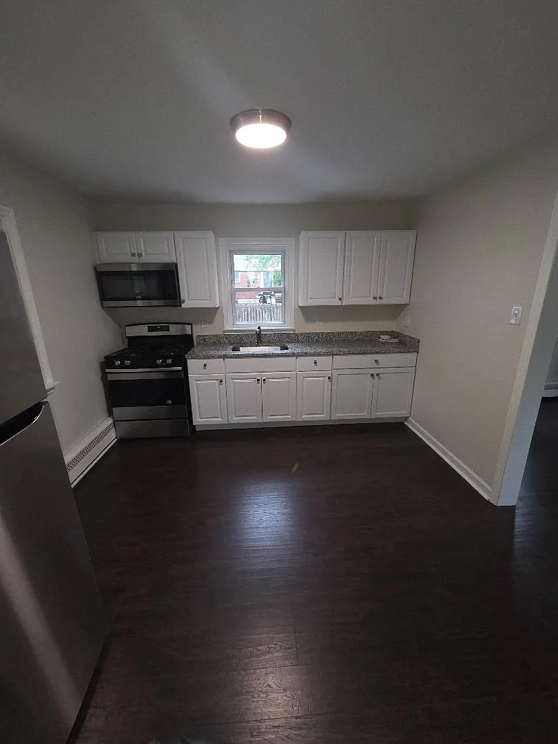 4 bed, 1400 sqft, $2,650 — Photo 4