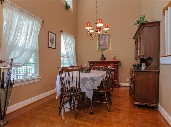 4th image of 1618 Longmont Ct