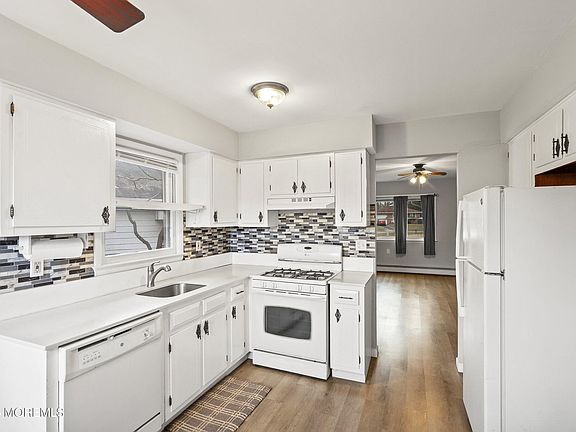 4th image of 33 Gardenia Way