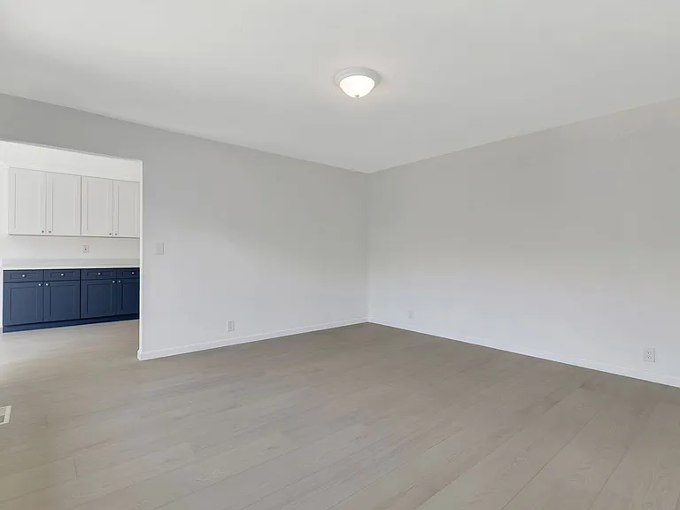 728 Muir Dr — Photo 2