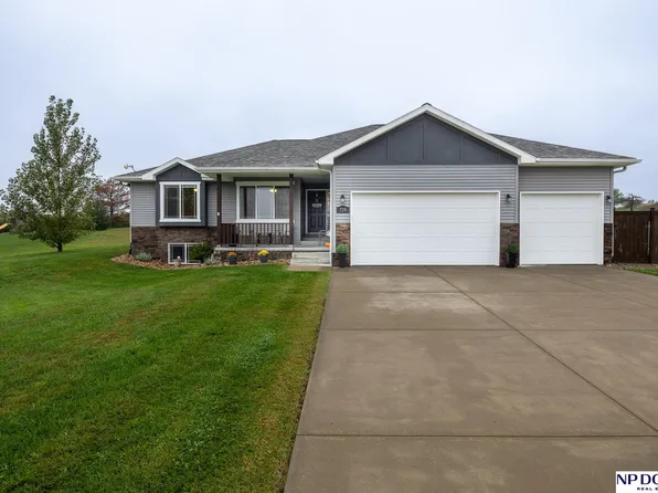 739 Sunset Blvd, Palmyra, NE 68418