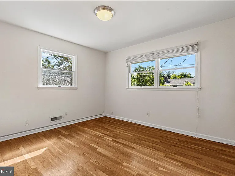 38 Robert Rd — Photo 17