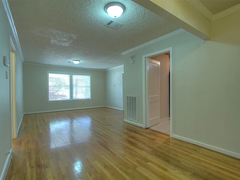 1322 Curtin St — Photo 9