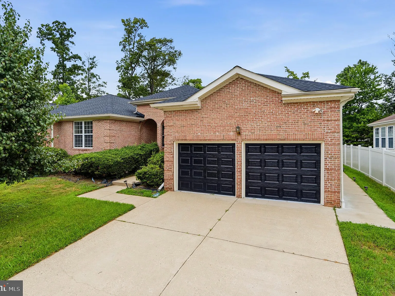 5 bed, 3.5 bath, 7184 sqft, $5,000 — Photo 2