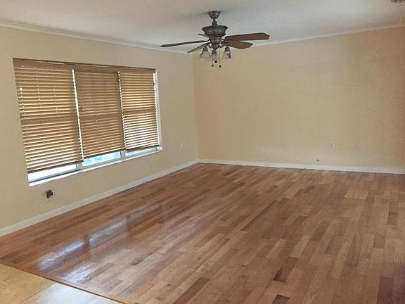 5th image of 409 N Waterway Dr