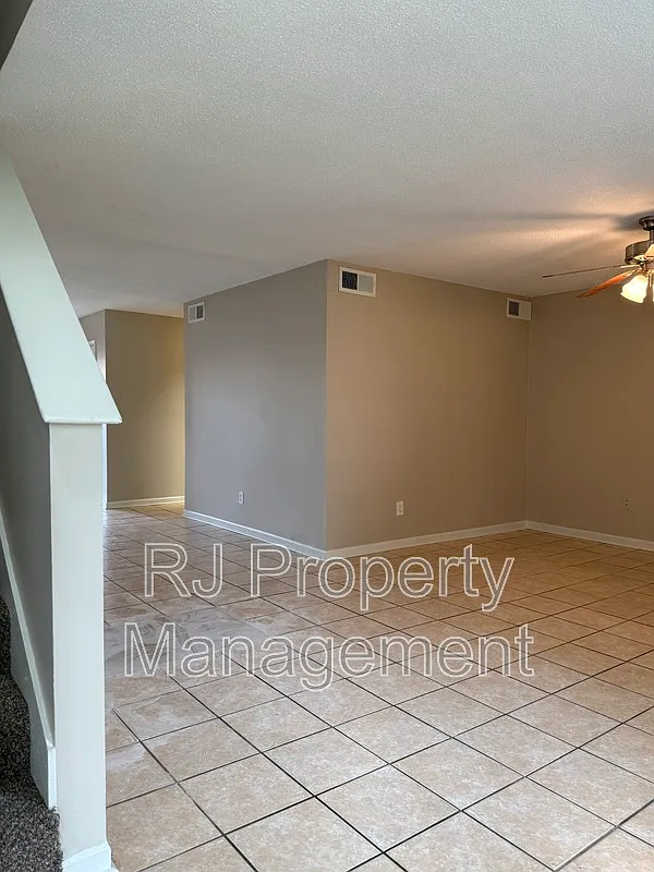 3 bed, 2.5 bath, 1574 sqft, $1,395 — Photo 4