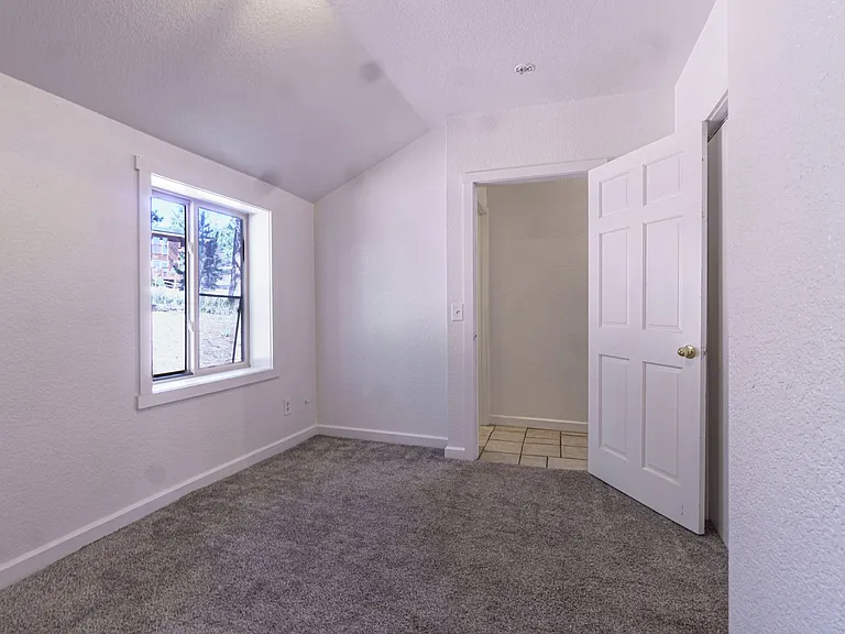 1021 W South Ave — Photo 10