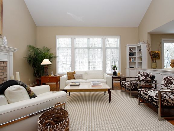 4th image of 38 N Brook Ln