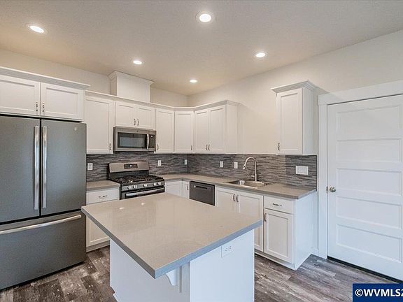 4th image of 66 N 8th St