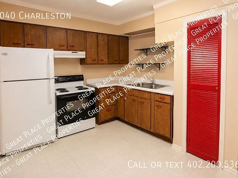 1040 Charleston St — Photo 6