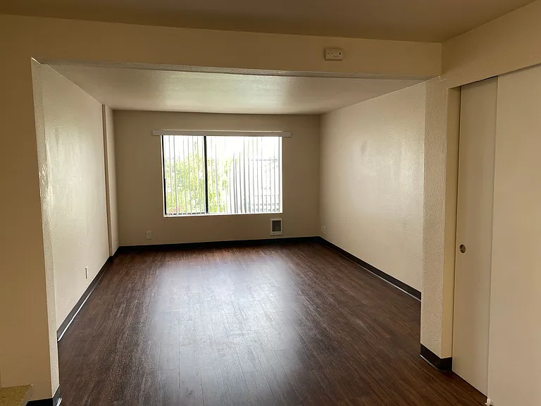 Hill House Apartments — Photo 8