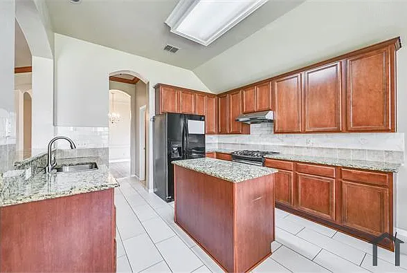 606 Primavera Dr — Photo 8