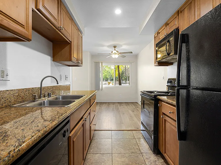 5633-45 N Topanga Canyon Blvd — Photo 32