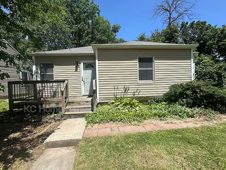 704 NE 45th Ter — Photo 2