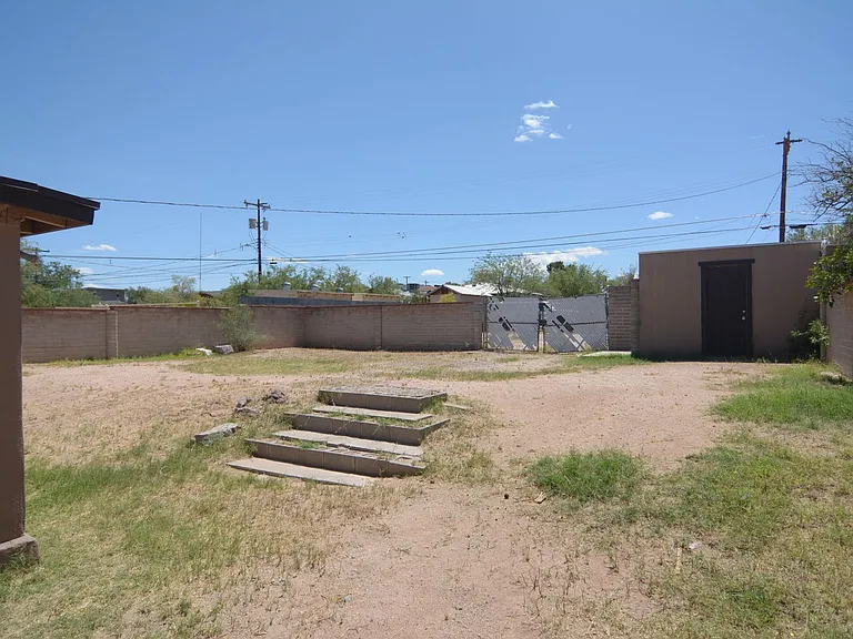 616 E Linden St — Photo 15